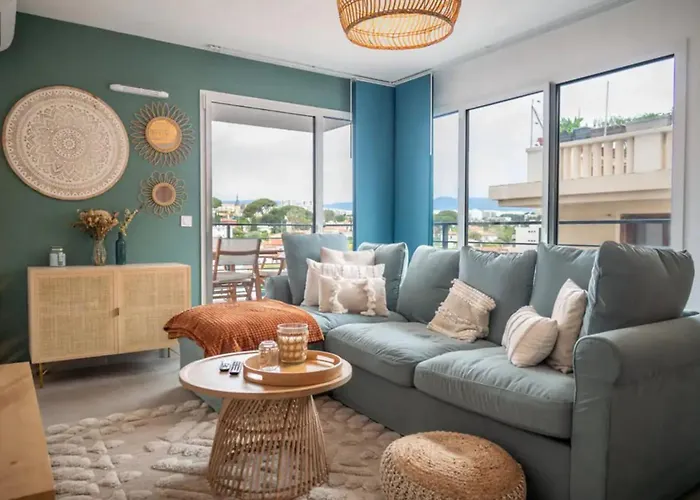 With Mountain Views In Appartamento Antibes